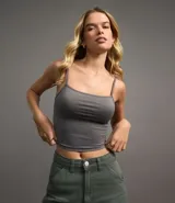 Top cropped de mujer, color gris oscuro, con escote recto y breteles finos. Confeccionado en tejido de poliamida y elastano.