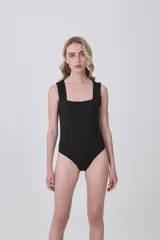 Body sin mangas con escote cuadrado, confeccionado en tejido al cuerpo.