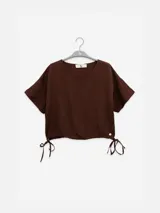 Top corto color marrón de lino tencel, con mangas cortas y lazo ajustable en el ruedo.