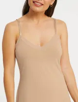 Musculosa íntima de microfibra color blanco, con escote en V y detalle de malla en los bordes. Cuenta con tirantes regulables y diseño antiestático.