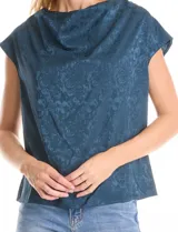 Blusa de satén labrado color verde oscuro, con cuello volcado y manga corta de hombro caído.