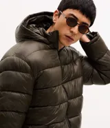 Campera puffer Marfinno color verde militar, con capucha, cierre frontal por cremallera y bolsillos laterales con cierre. Diseño capitoneado con forro interno de sherpa.
