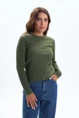Remera de manga larga color verde, con cuello redondo y tejido rib. Contiene elastano para mayor comodidad y ajuste al cuerpo.