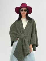 Ruana color crema confeccionada en lana italiana con textura tipo "corderito". Se puede usar abierta o cerrada.