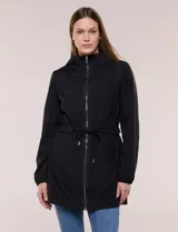 Campera liviana negra de silueta semilarga, con capucha fija, cuello alto, cierre frontal y cordón ajustable en la cintura.