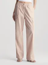 Pantalón cargo recto color rosa claro, con cintura elástica, bolsillos delanteros, traseros y laterales tipo cargo, puños con cordón ajustable y bragueta con cremallera.