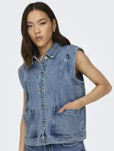 Chaleco largo de denim azul con cuello camisero, cierre frontal de botones metálicos, bolsillos frontales aplicados y costuras pespunteadas visibles.