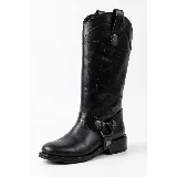 Bota de caña alta estilo western, confeccionada en cuero negro. Presenta un diseño con costuras decorativas, tiradores laterales con remaches metálicos y una correa ajustable con argolla y remaches en la zona del tobillo.