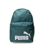 Mochila Puma Phase de diseño clásico, color verde con logo de la marca estampado en blanco en el bolsillo frontal. Cuenta con un compartimento principal con cierre, un bolsillo frontal con cierre y bolsillo lateral de malla.