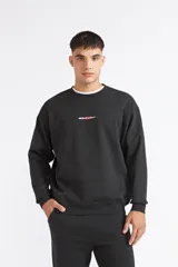 Buzo Quiksilver modelo Mercury Trident de cuello redondo, color negro, de manga larga con puños y dobladillo acanalados, y pequeño estampado en el pecho.