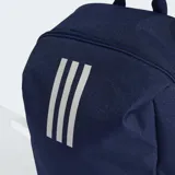 Mochila deportiva Adidas de color azul marino, con tres franjas blancas verticales en el panel frontal y el logo de la marca en la parte inferior. Posee bolsillos laterales de malla y un compartimento inferior con cierre.