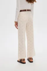 Pantalón recto de algodón color beige con estampado sutil y tiro medio.