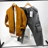 Bomber de gabardina color terracota con puños a tono y cierre frontal.