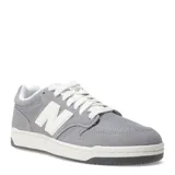 Championes New Balance modelo 480 Lifestyle, color gris con detalles en blanco. Presentan una construcción de gamuza y malla, con el logo 'N' en blanco en el lateral y suela de goma en dos tonos (blanco y gris oscuro).
