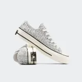 Championes Converse Chuck 70 de caña baja, con capellada de tejido metalizado estilo tweed en tonos plateados y grises.