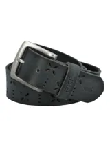 Cinturón de cuero color gris oscuro con diseño de perforaciones florales y puntos a lo largo de toda la tira. Cuenta con hebilla metálica en tono plata envejecida y presilla con el logo de la marca grabado.