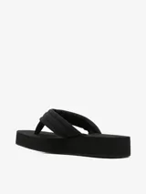 Sandalias tipo plataforma de diseño acolchado y color negro, con tiras de dedo anchas y etiqueta con el logo de la marca Coperni.
