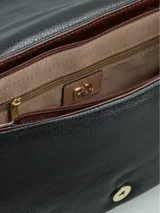 Cartera tipo bandolera de cuero negro con detalles en color marrón. Presenta una solapa frontal con cierre de hebilla decorativa y broche a presión, correa ajustable y bordes contrastantes.