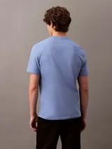 Remera de algodón con cuello redondo y manga corta, presenta un estampado gráfico tonal sutil en el pecho con el logo de la marca.
