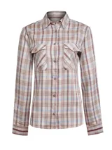 Camisa de manga larga para mujer con cuello camisero, botones frontales y dos bolsillos de parche en el pecho. El tejido presenta un estampado a cuadros en tonos beige, marrón, azul claro y rojizo.