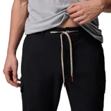 Pantalon de senderismo color negro, de corte recto, con cintura ajustable mediante cordón, presilla utilitaria, bolsillos laterales, bolsillos de carga con cierre de velcro y bolsillo de seguridad con cremallera.