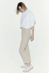 Jean tobillero de corte mom fit con cintura de tiro alto y diseño de cinco bolsillos en denim beige.