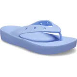 Ojotas Crocs modelo Classic Flip Platform, color salmón/durazno, con plataforma elevada y tiras tipo ojota con orificios para dijes Jibbitz™.
