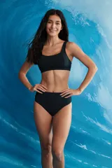 Top de bikini negro con textura acanalada, tirantes anchos y escote redondo.