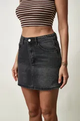 Minifalda de denim gris oscuro, con diseño clásico de cinco bolsillos, cierre frontal con botón y cremallera, y costuras pespuntadas a tono.
