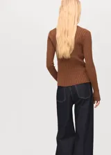 Cardigan de punto en canalé, color marrón, con escote en V y cierre frontal con botones.