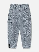 Pantalón cargo de jean en tono celeste claro, de corte amplio con bolsillos laterales y en las piernas, y detalle de etiqueta en el tobillo.