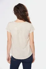 Remera color beige con cuello redondo, mangas cortas, bolsillo pequeño en el pecho y media botonadura frontal.