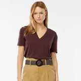 Camiseta de manga corta color borgoña con cuello de pico.