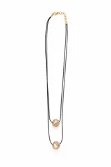 Collar largo de doble tira negra con dijes de cuentas facetadas de cristal en tonos dorados.