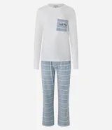 Conjunto de pijama largo marca Lov, compuesto por una blusa blanca de manga larga con cuello redondo y bolsillo frontal a rayas con la inscripción 'lazy days', y un pantalón largo a rayas horizontales con cintura elástica. Confeccionado en tejido plush suave y cálido.