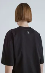 Remerón negro de corte extra oversize con hombros caídos, cuello redondo rib al tono y doble costura. Confeccionado en algodón premium americano suave.