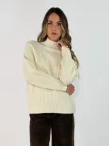 Sweater de punto acanalado en color beige, con cuello alto y mangas largas de corte raglán.