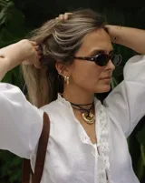 Aros tipo argollas de diseño artesanal con acabado texturizado y forma irregular. Fabricados en bronce y alpaca, con pernos y cierres de plata 925.