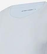 Remera deportiva celeste de microfibra texturizada, con mangas cortas y recortes en los laterales.