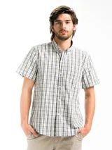 Camisa de hombre de manga corta con estampado a cuadros en tonos blanco, verde y marrón. Tiene cuello abotonado y bolsillo en el pecho.