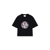 Remera negra de corte oversize con cuello redondo, mangas cortas amplias y gran estampado circular frontal en tonos blancos y marrones con inscripciones de la marca.