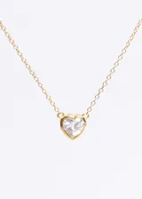 Collar de cadena tipo forcé con dije de corazón engastado con una piedra de cristal transparente. La pieza está fabricada en plata 925 con un baño de oro de 18k.