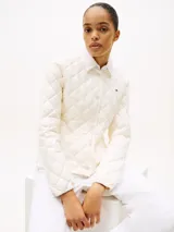 Campera Tommy Hilfiger acolchada color crema, con diseño de rombos y cierre con botones a presión.