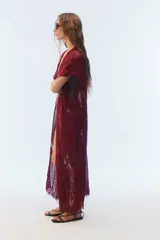 Kimono largo de algodón negro con punto calado, calce amplio, hombros caídos, mangas cortas, aberturas laterales y terminación desflecada en el ruedo.