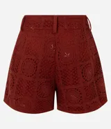 Short corto de crochet Marfinno color rojo, con diseño calado, bordado abstracto integral, aplicación de lentejuelas, pretina con pasadores y cierre delantero. Cuenta con forro interior.