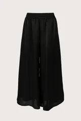 Pantalón de corte amplio y fluido, color negro con acabado satinado brillante. Presenta cintura elástica y diseño de pierna ancha tipo palazzo.