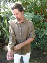 Camisa de lino azul marino para hombre, de corte oversize, con mangas largas, cuello camisero y cierre frontal con botones claros.