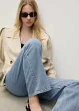 Jeans de tiro medio y corte recto, confeccionados en tejido denim de algodón en tono azul claro. Presentan diseño clásico de cinco bolsillos, trabillas para cinto y cierre frontal con cremallera y botón metálico.