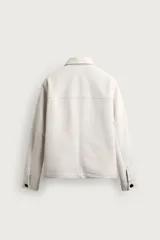 Sobrecamisa regular fit de hombre confeccionada en tejido efecto ante de color verde oscuro, con cuello solapa, cierre frontal de botones, bolsillos de plastrón con solapa en el pecho y bolsillos de vivo en la cadera.
