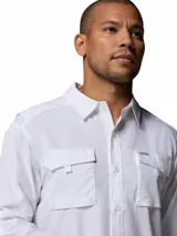 Camisa de manga larga Columbia, modelo Silver Ridge Utility, color blanco, con bolsillos frontales con solapa y cierre de velcro. Cuenta con protección solar y tejido transpirable.